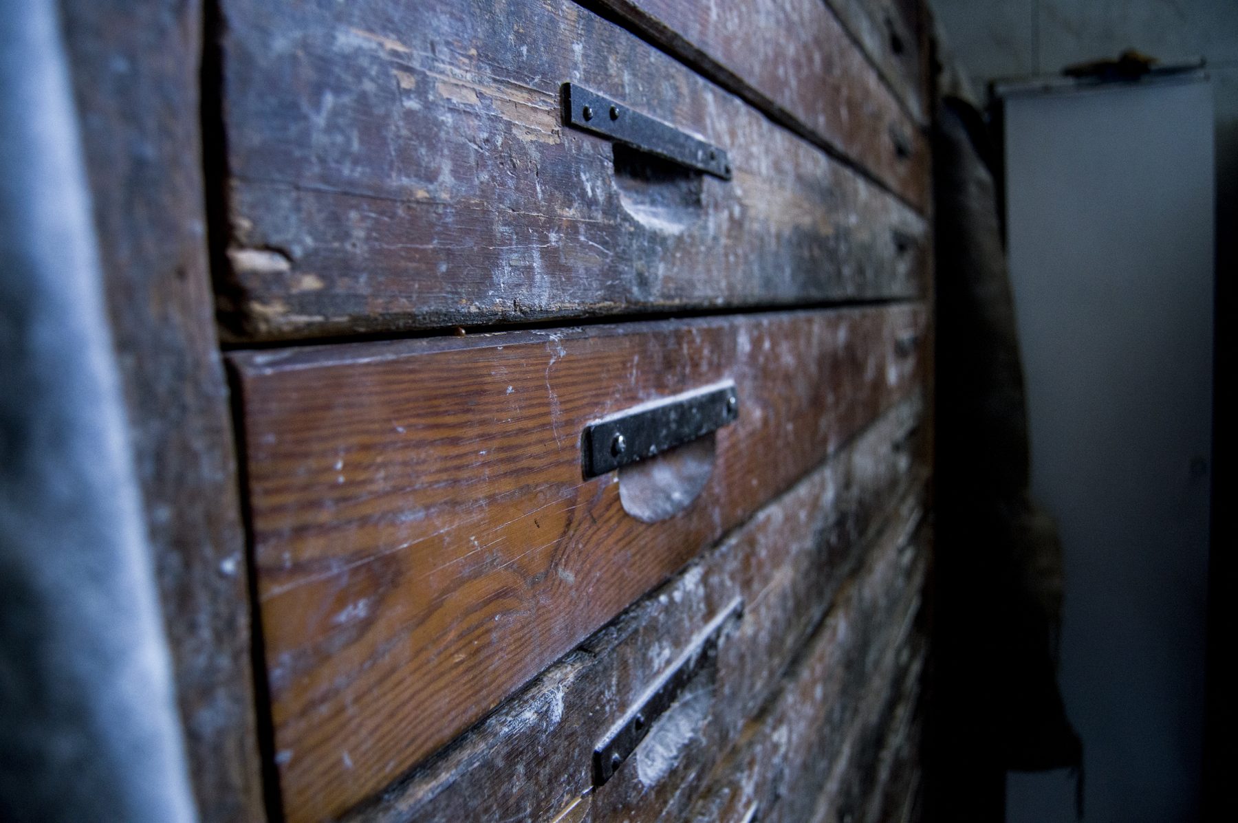Las estanterías de madera del obrador