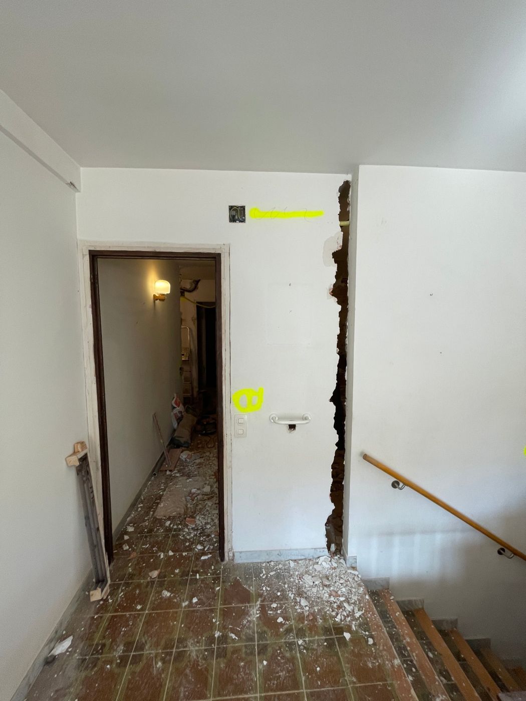 Pared del pasillo abierta junto a la escalera