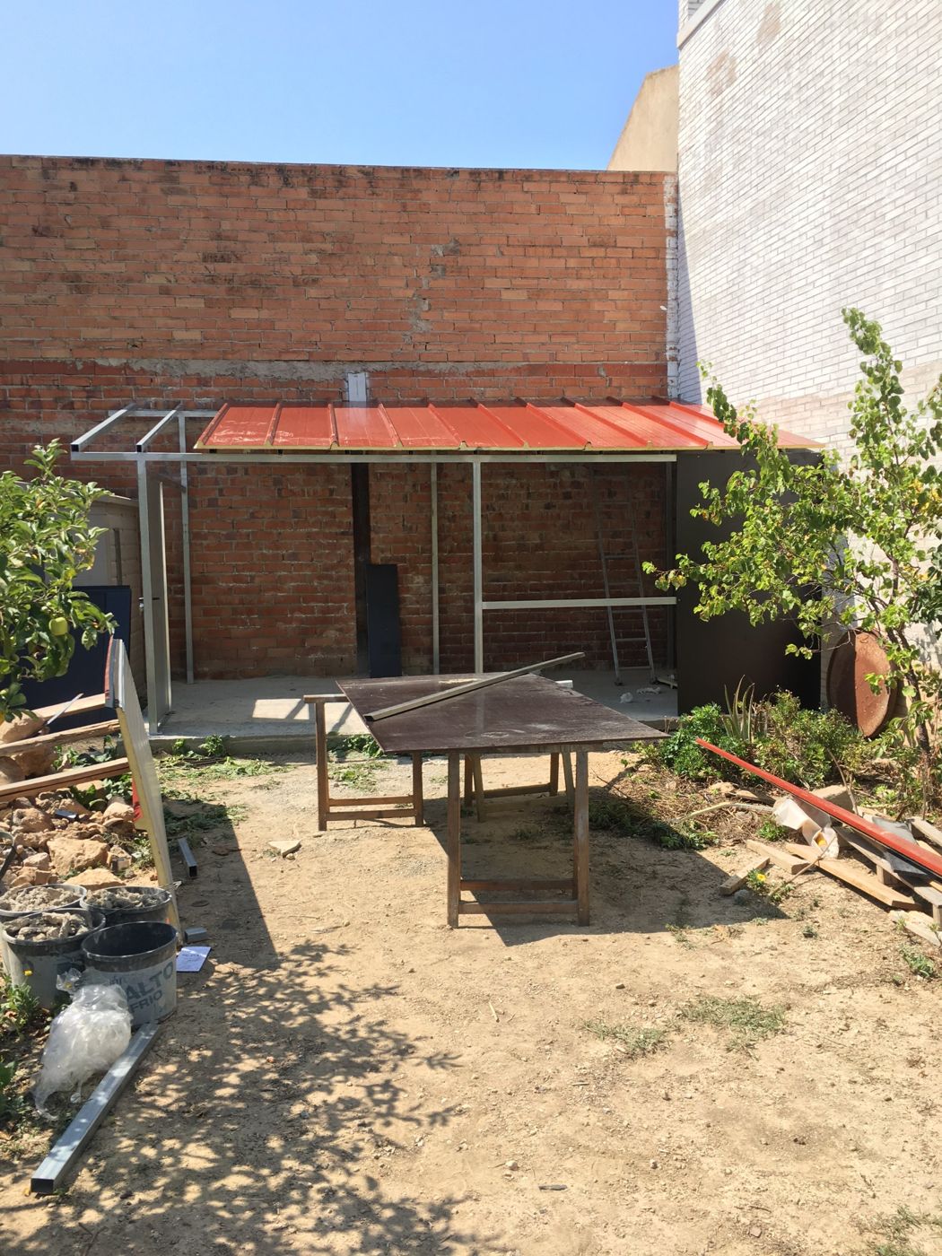 Tejado del trastero montado con panel sándwich