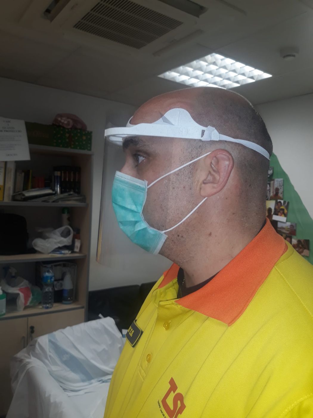 Técnico sanitario con una visera