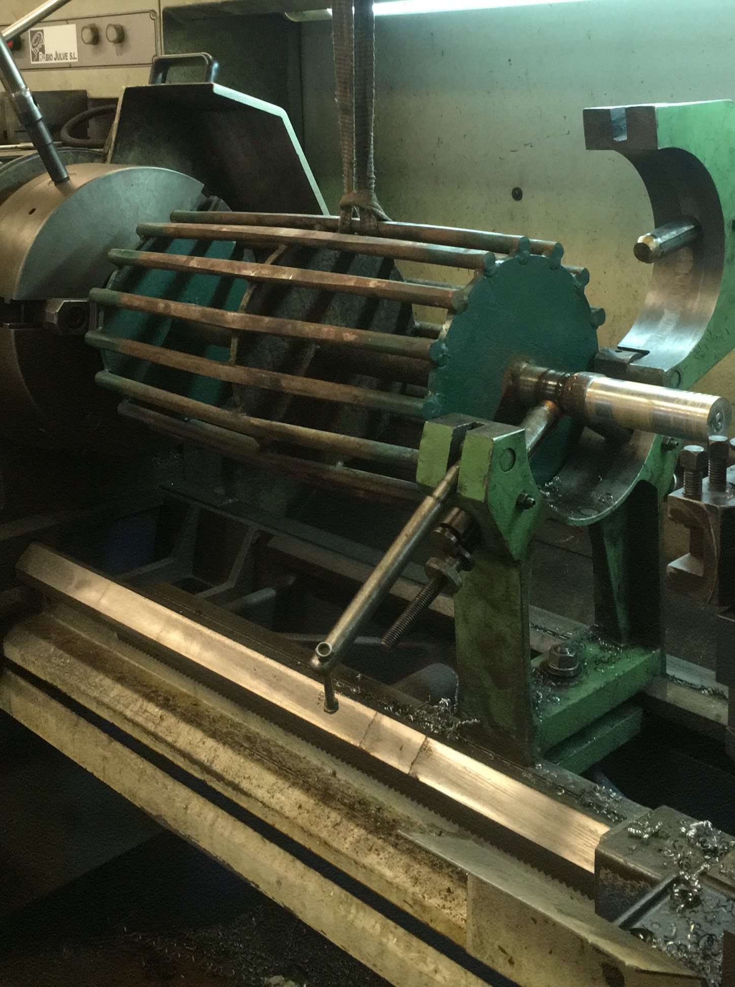 Pieza grande montada en el torno con la grúa