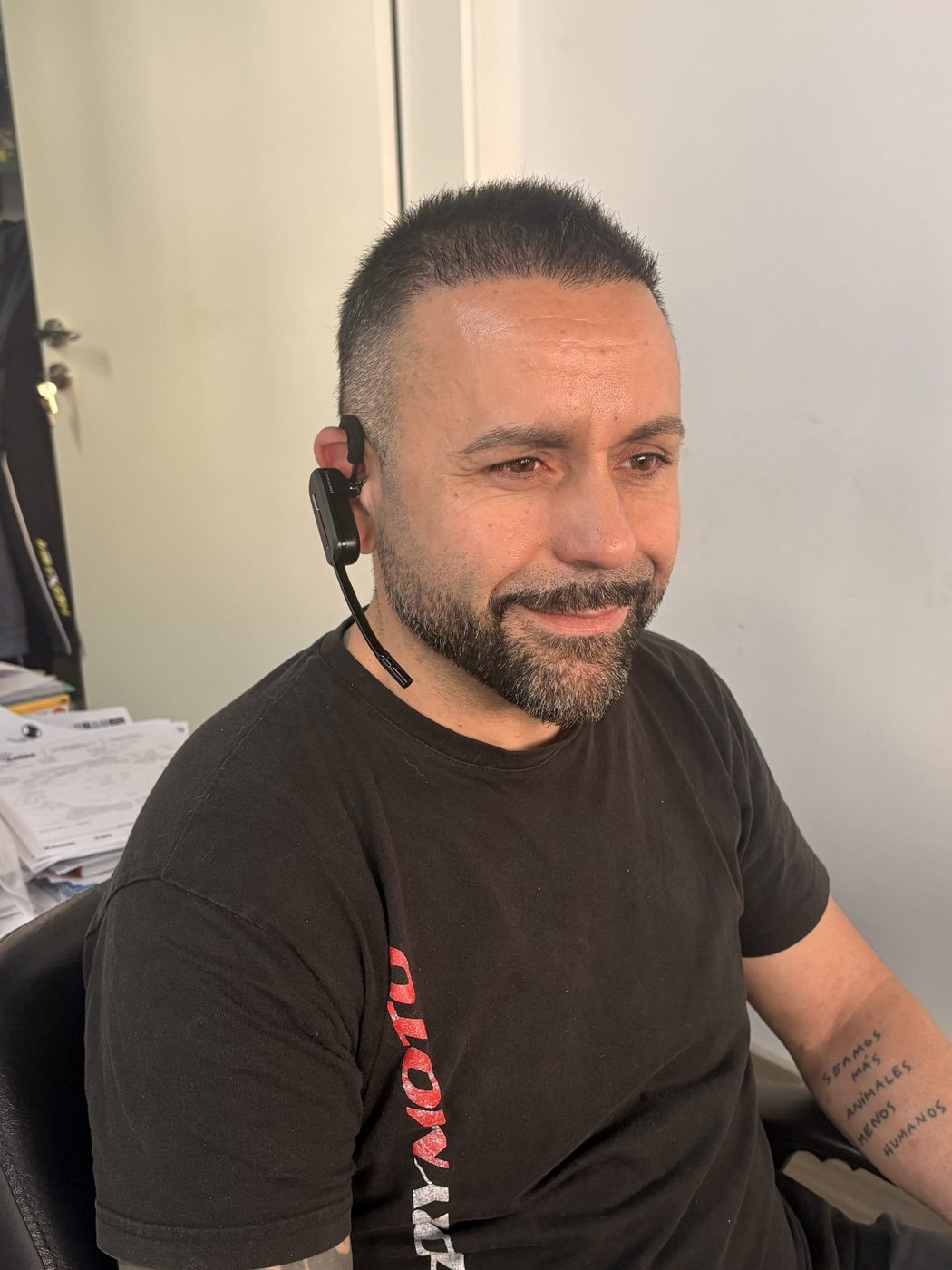 Mi amigo en su taller con el auricular inalámbrico Poly