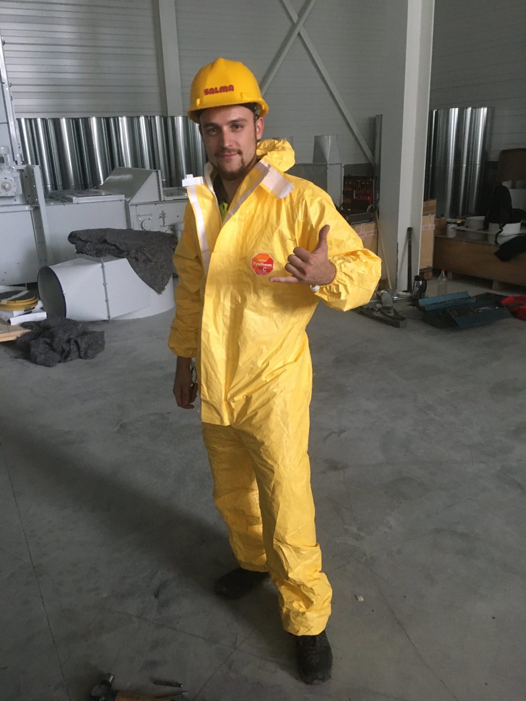 Arnau con casco y traje de protección en la nave de BCN Nonwovens